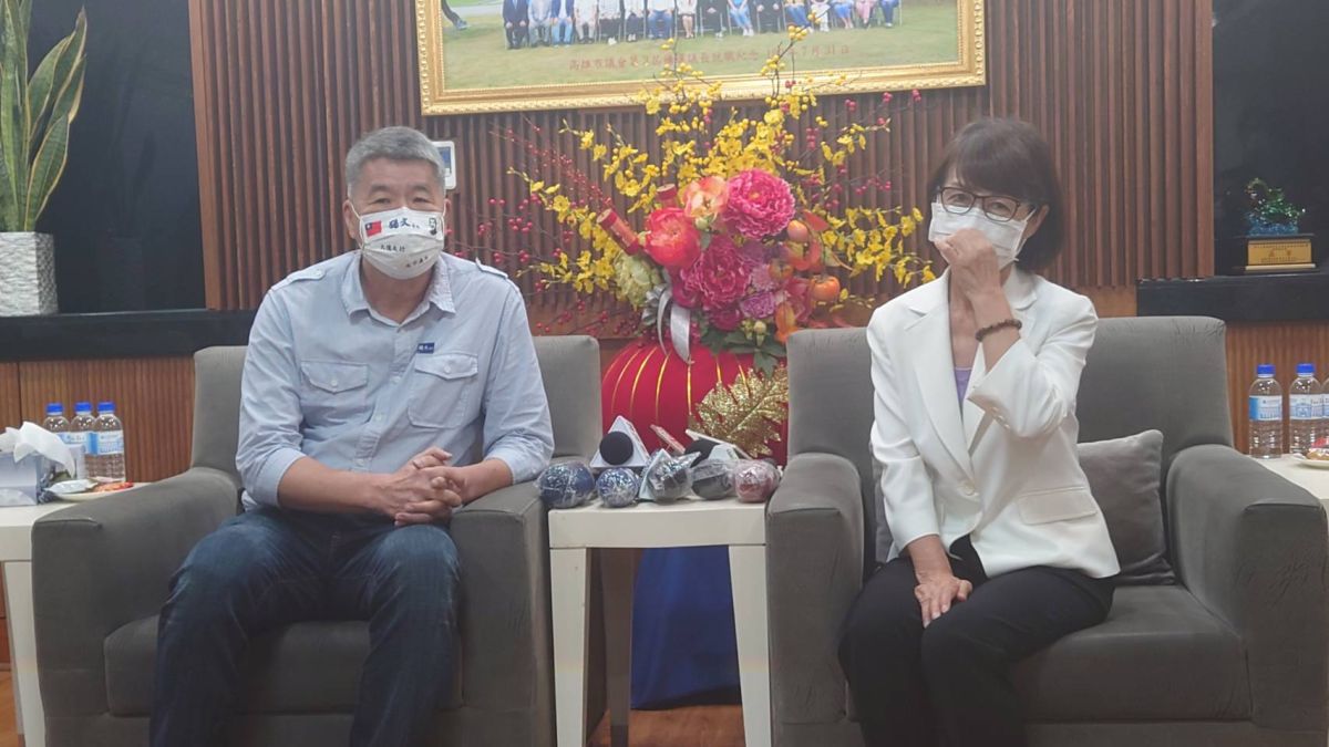 ▲孫文學校校長張亞中（左）今（22）日到高雄市議會拜會議長曾麗燕。（圖／記者鄭婷襄攝，2022.06.22）