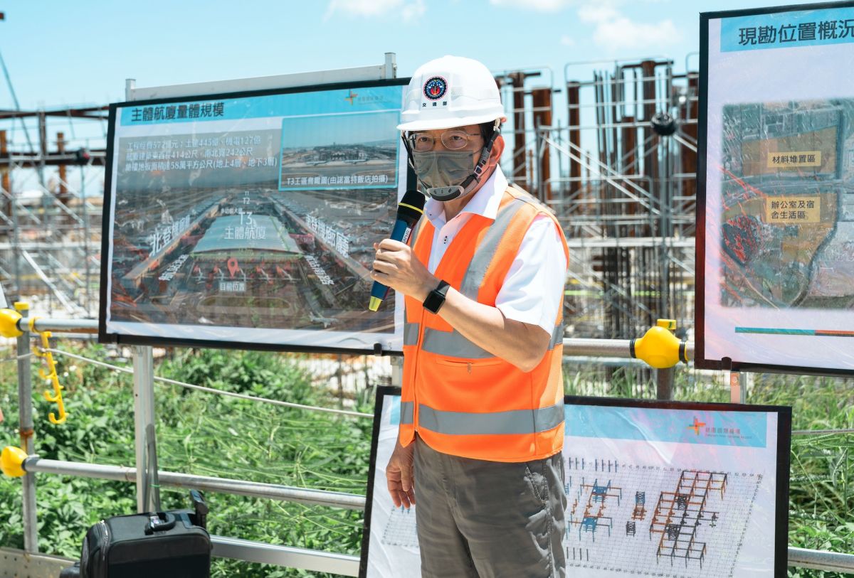 ▲交通部長王國材今（22）日前往桃園機場，視察「第三航站區主體航廈土建工程」與「第三跑道建設計畫」。（圖／機場公司提供）