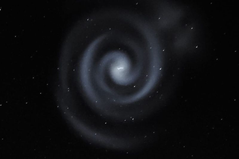 ▲紐西蘭南島民眾在19日晚間看到天空中出現奇特的螺旋狀星雲。（圖／Alasdair Burns）