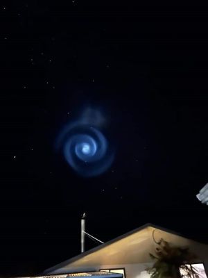 ▲閃著藍色光芒的巨大螺旋星雲在天空中飄動，讓許多民中紛紛猜測：「是外星人來拜訪嗎？」（圖／推特帳號）