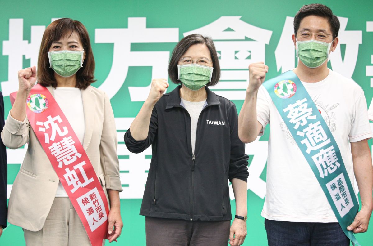 ▲兼任民進黨主席的總統蔡英文與參選基隆的蔡適應、參選竹市的沈慧虹一同呼口號。（圖／記者葉政勳攝，2022.06.22）