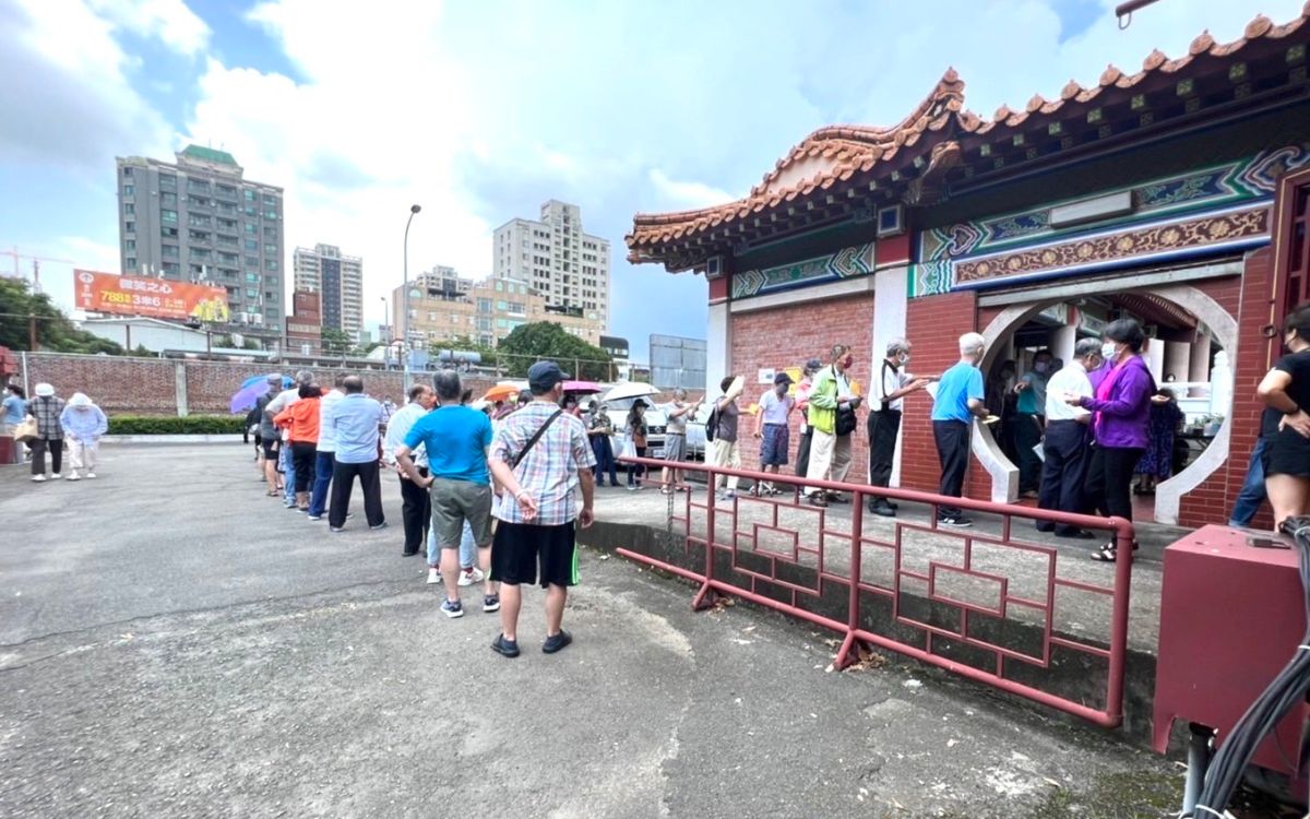 ▲台中市議員賴佳微痛批，市府沒規劃好動線，讓全市數萬老人家頂著烈日排隊，曬到快中暑。（圖／賴佳微提供，2022.06.22）