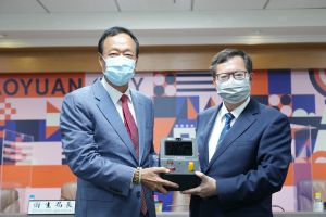 ▲鴻海集團創辦人郭台銘,捐贈家用PCR檢測儀給金門、桃園長照機構與護理之家使用。(圖/翻攝自郭台銘臉書) ▲鴻海集團創辦人郭台銘(左),捐贈家用PCR檢測儀給金門、桃園長照機構與護理之家使用。(圖/翻攝自郭台銘臉書)