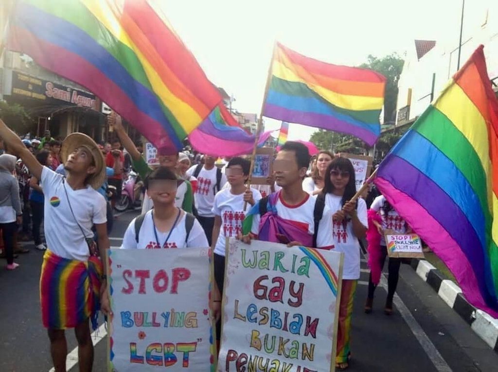 ▲LGBT困境與微光／「我們也想親近神」 LGBT穆斯林印尼夾縫求生[影]2022/6/22 09:05（6/22 09:51 更新）印尼同志人權低落，2021年發表的一份美國研究指出，在全球175個國家對同志族群的接受度排名中，印尼落居第147。圖為日惹的同志團體參加社區嘉年華。（烏吉提供）中央社記者石秀娟雅加達傳真 111年6月22日