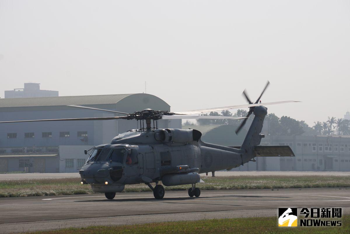 ▲今（22）日高雄海軍一架S-70C反潛直升機，在營區內意外墜地，造成4人送醫；對此，海軍司令部表示，事故原因疑為裝備故障。（圖／記者呂炯昌攝）