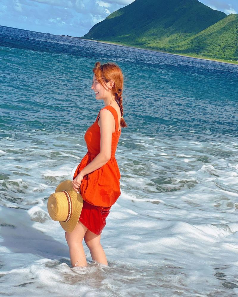 ▲林莎在蘭嶼海邊逐水踏浪，玩得好開心。（圖／林莎IG）