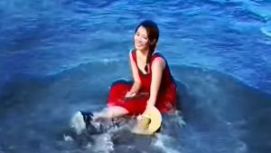 ▲林莎坐在水裡的模樣惹人憐愛。（圖／林莎IG）