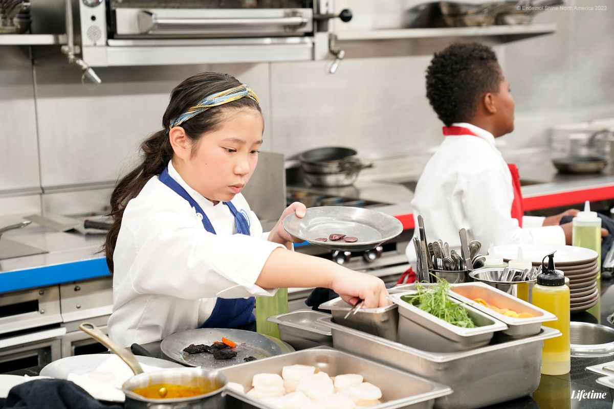 ▲台裔女孩莉亞在《小小頂級廚師美國版》大展廚藝。（圖／杰德影音提供）