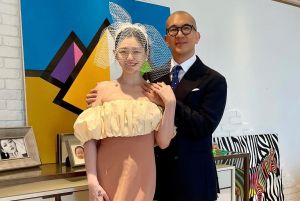 ▲大S依偎具俊曄,表情宛如少女般嬌羞。(圖/asosbarbiedee IG) ▲大S依偎具俊曄,表情宛如少女般嬌羞。(圖/asosbarbiedee IG)