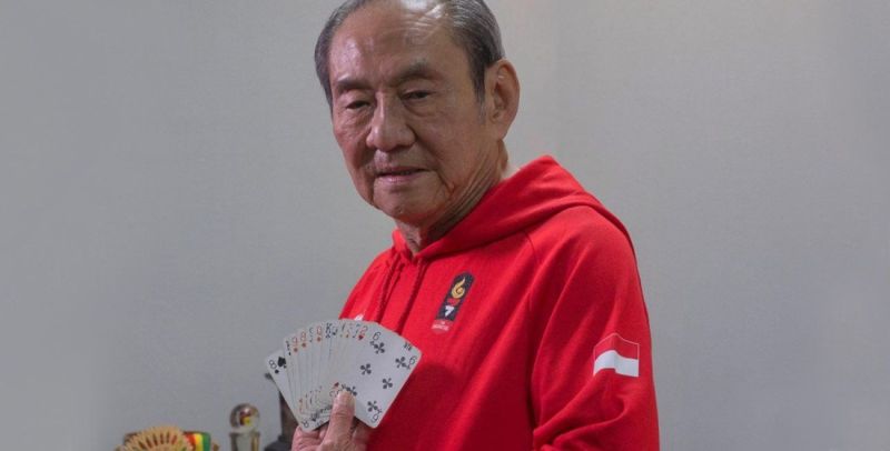 ▲閒暇之餘黃惠祥非常喜歡打橋牌，他從6歲開始學習打橋牌。（圖／推特）