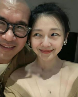 ▲大S斜眼看著具俊曄,表情非常搞笑。(圖/asosbarbiedee IG) ▲大S斜眼看著具俊曄,表情非常搞笑。(圖/asosbarbiedee IG)