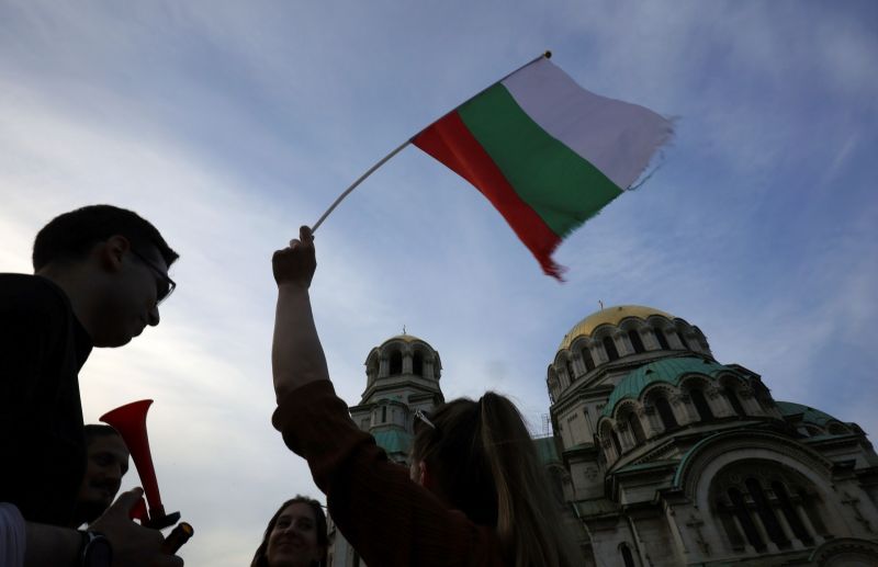保加利亞國會通會不信任投票　推翻親歐短命聯合政府
