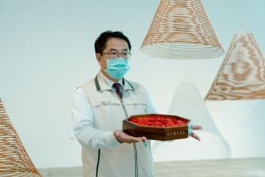 ▲台南市長黃偉哲前往視察,手中拿的是屆時會開放給民眾索取的平安符。(圖/翻攝自台南美術館臉書) ▲台南市長黃偉哲前往視察,手中拿的是屆時會開放給民眾索取的平安符。(圖/翻攝自台南美術館臉書)