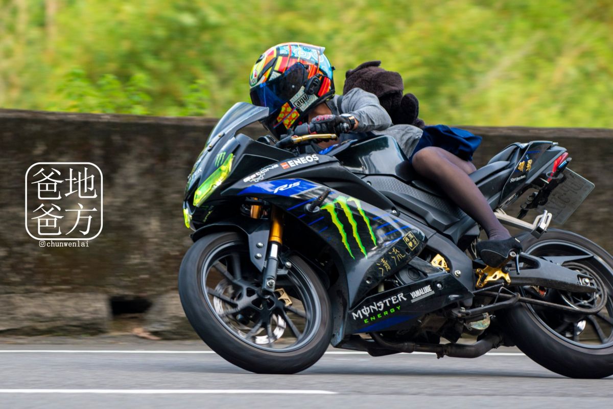 ▲就有網友瘋傳一組性感絲襪妹騎乘重機的照片，完美的腿部曲線又騎重機，讓不少人目不轉睛。（圖/地方爸爸授權提供）