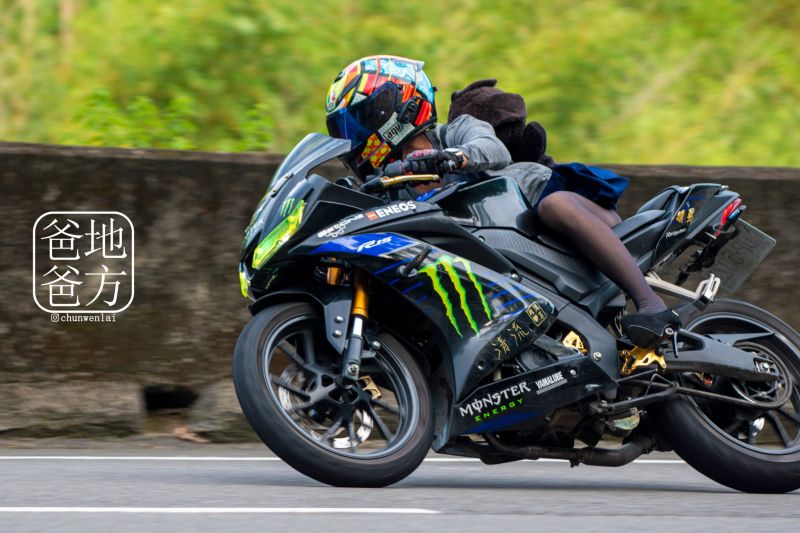 絲襪妹「騎重機」辣到爆紅！神級腿看光 真實身分尷尬了 | 新奇 | NOWnews今日新聞