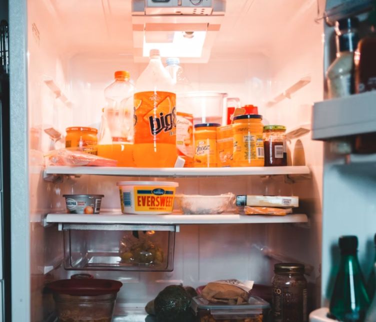 ▲若把家中的冰箱塞得滿滿滿的，不僅會導致耗電量增加、荷包大失血外，也容易讓食材壞得更快。（示意圖／取自unsplash）