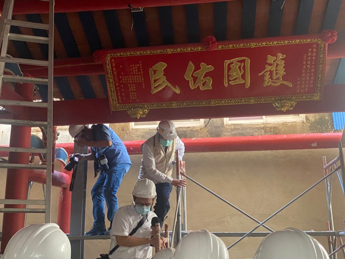 ▲台南市長黃偉哲爬高視察國定古蹟「台南三山國王廟」修復情形（圖／記者林怡孜攝，2022,06,23）