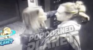 ▲安柏赫德(左)、卡拉迪樂芬妮被爆與馬斯克玩3P。(圖/翻攝Popcorned Planet YouTube) ▲安柏赫德(左)、卡拉迪樂芬妮被爆與馬斯克玩3P。(圖/翻攝Popcorned Planet YouTube)