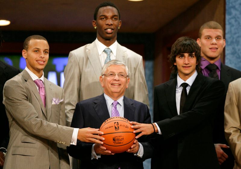 ▲Stephen Curry（前排左）和Ricky Rubio（前排右）在2009年選秀大會上合影。（圖／美聯社／達志影像）