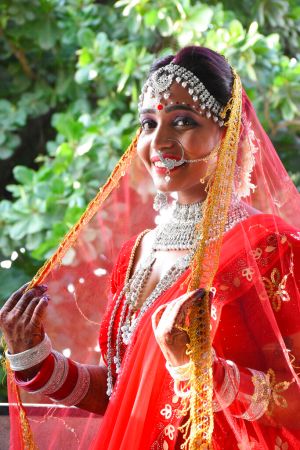 ▲24歲的印度女子賓杜（Kshama Bindu）舉行一場大婚，把自己嫁給了自己。（圖／美聯社／達志影像）
