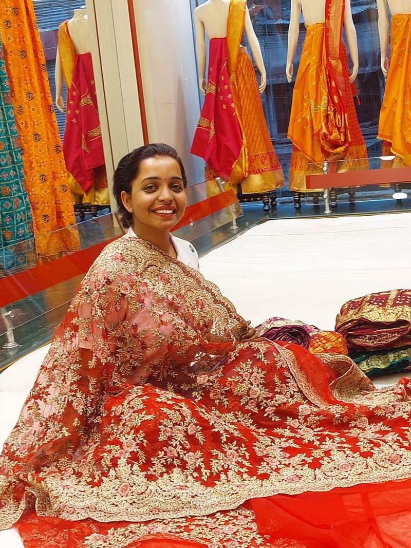 ▲在傳統印度婚禮中，新娘通常會穿著繡有繁複圖紋裝飾的紗麗，並在頭部、頸部和雙手戴滿珠寶和金飾。（圖／美聯社／達志影像）
