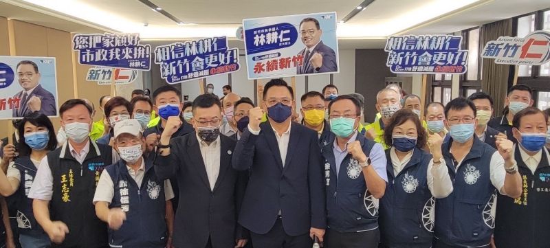 ▲國民黨竹市黨部今召開市長提名記者會，黨團議員全部出席力挺現場還有數十位里長到場加油支持。（圖／擷自林耕仁臉書）