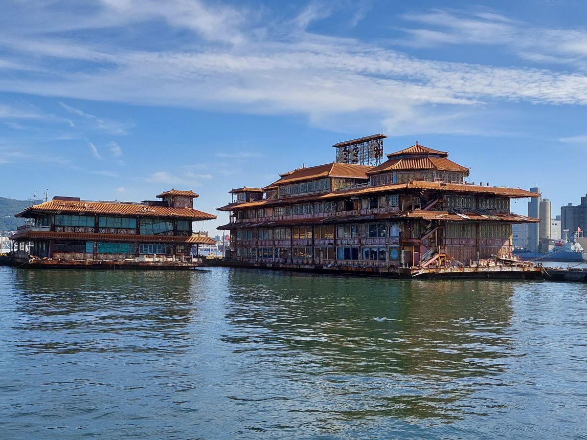 ▲高雄「海上皇宮」，分別有海上皇宮和海上御廚兩艘平台船。（圖／高雄港務分公司提供）