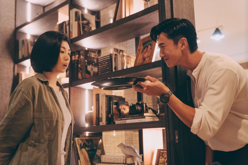 ▲吳慷仁(右)魅惑賈靜雯。(圖/Netflix)