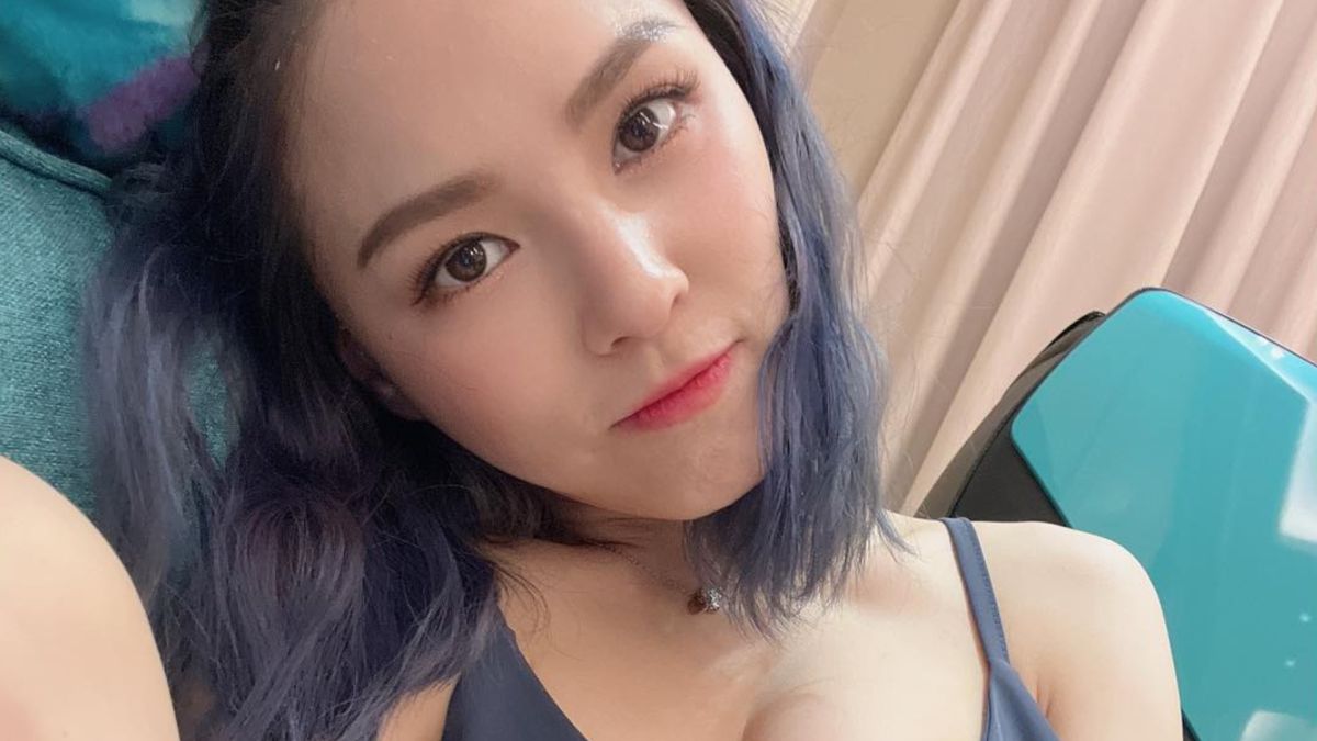 ▲熊熊任小奶狗倘懷中。（圖／熊熊IG）