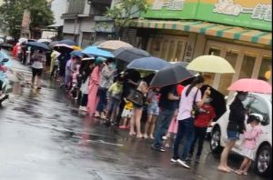 ▲5月底，民眾黨台中市議員候選人江和樹率先貼出家長在雨中排隊搶兒童疫苗，引爆第一波藍綠「疫苗之亂」。（資料畫面／江和樹臉書，2022.06.23）