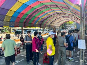 台中打疫苗「水深火熱」 綠飆罵:盧市府出包必甩鍋中央 ▲台中市議員江肇國指出,市府宣稱已緊急改善,但人力依舊不足,今天大墩文化中心前,老人家照樣排成長龍。(圖/江肇國提供,2022.06.23)