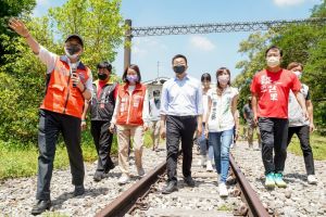 台中打疫苗「水深火熱」 綠飆罵:盧市府出包必甩鍋中央 ▲蔡其昌今勘查舊山線鐵道,受訪時表示對排隊的老人家們感到不捨。(圖/蔡其昌辦公室提供提供,2022.06.23)