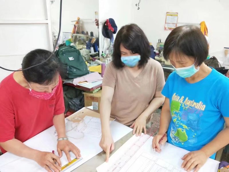 ▲秦女士（右2）考取勞動部製發之中華民國技術士證女裝甲級，教導學生的練習照。（圖／移民署提供）