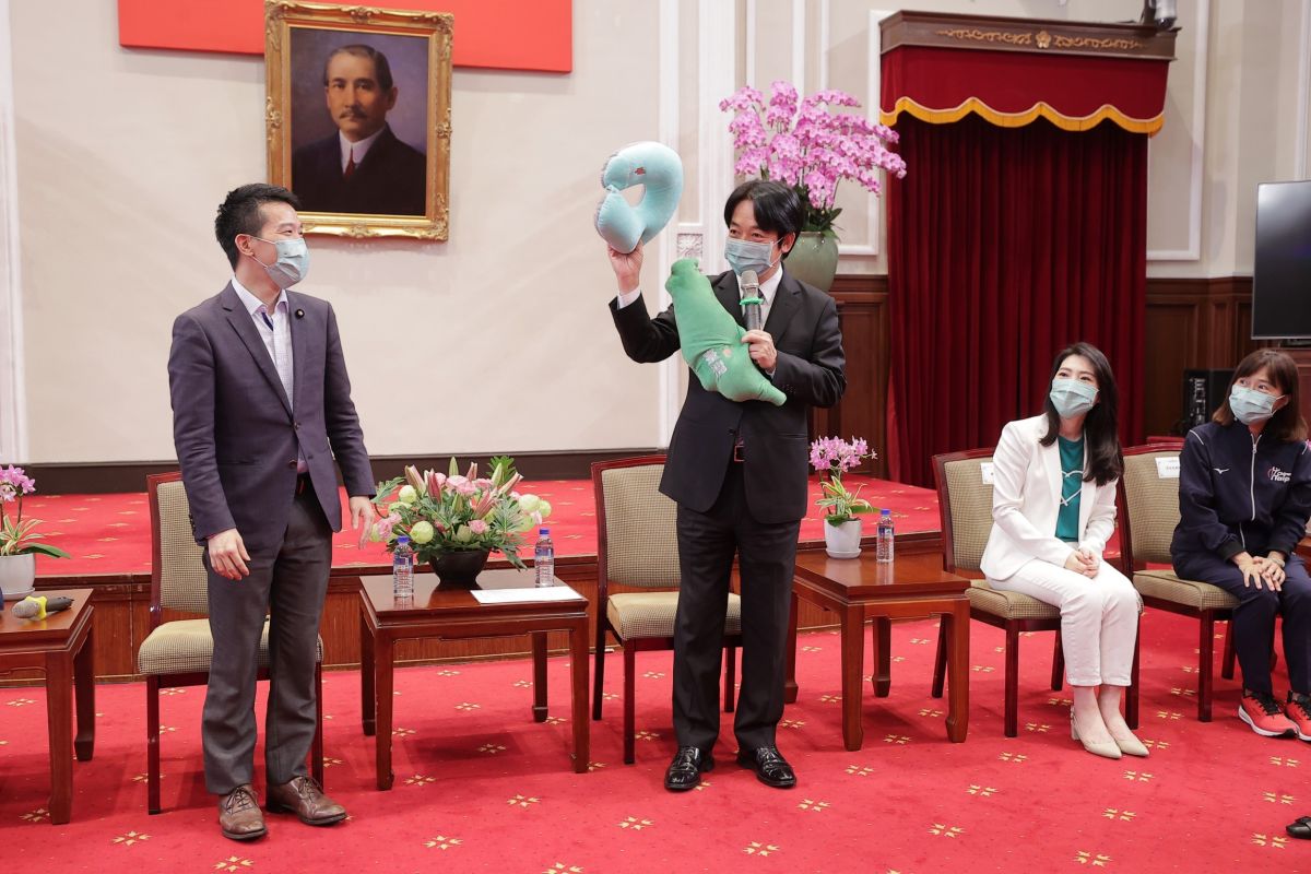 ▲賴清德與台北市福林國小少棒隊會面，為其即將代表我國參加2022年世界少棒聯盟(LLB)亞太區少棒錦標賽加油打氣。（圖／總統府提供）