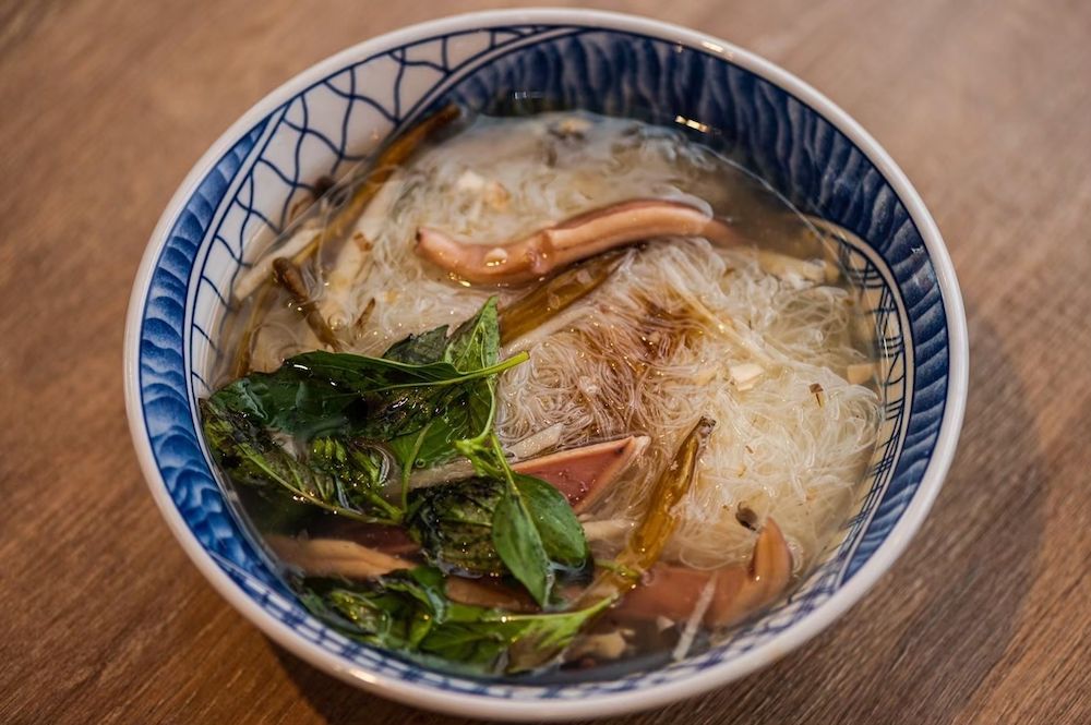 ▲北投魷魚的魷魚羹麵鮮美清甜，軟嫩的麵條作為基底，耦合程度恰到好處，每一口都是熟悉的古早家鄉味。（圖／NOWnews資料照片）