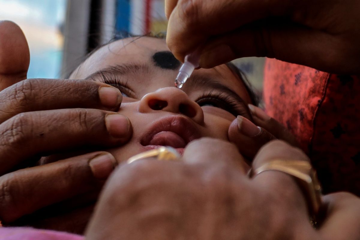 ▲英國衛生官員表示，由於倫敦各地下水道的汙水樣本都監測出小兒麻痺病毒，當地大約100萬名兒童將可接種預防這種疾病的追加疫苗。圖為孩童接種小兒麻痺苗。（圖／美聯社／達志影像）