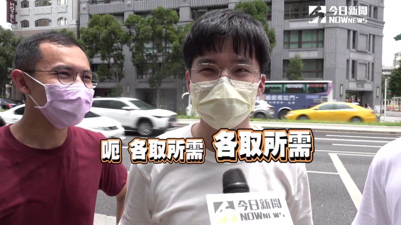 ▲年輕玩家認為兩性之間「收送裝備」是各取所需的正常行為。（圖／翻攝畫面）