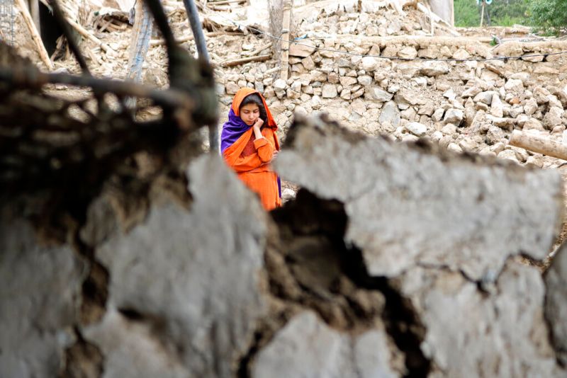 ▲阿富汗22日一場致命地震奪走當地超過千條人命，由於當地救災設備不夠完善，焦急的民眾只能徒手搬開石塊。圖為當地女孩坐在瓦礫堆中。（圖／美聯社／達志影像）