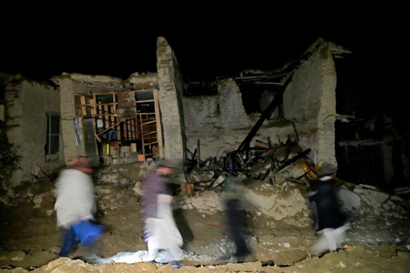▲阿富汗強震發生在凌晨，缺乏救援設備下民眾只能摸黑逃竄，等待白天在徒手挖開石塊。（圖／美聯社／達志影像）