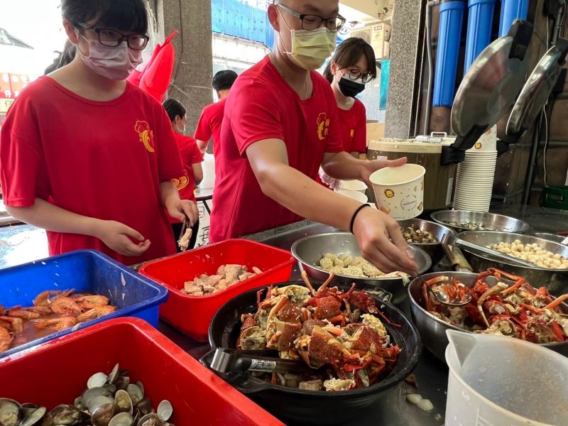 ▲粥品店「粥狂」，每半年定期舉辦的「海鮮粥公益日」，捐贈2000碗海鮮粥給需要的民眾(圖／謝志忠提供2022.6.23)