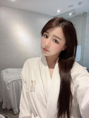 ▲元元呆萌中不失性感。(圖/元元臉書) ▲元元呆萌中不失性感。(圖/元元臉書)