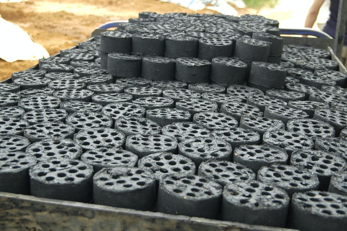 ▲泰國不少民眾開始改燒蜂窩煤，原因是價格更實惠，可節省家庭開支。（圖／翻攝自推特）