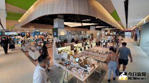 ▲樂購廣場分為A、B兩區開發 ,A區為街邊店,B區為樂購商場及秀泰影城。(圖/記者陳美嘉攝,2022.06.23) ▲樂購廣場分為A、B兩區開發 ,A區為街邊店,B區為樂購商場及秀泰影城。(圖/記者陳美嘉攝,2022.06.23)