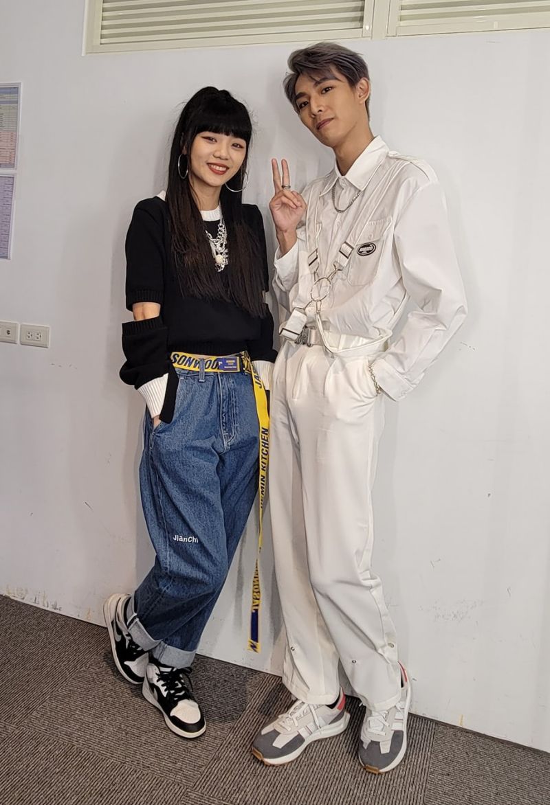 ▲林煥鈞(右)從小學開始練舞,是個舞蹈高手。(圖/記者江芷稜攝)