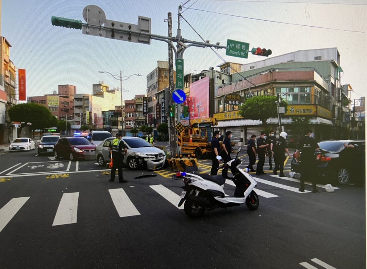 ▲鍾男朝警方衝撞，員警立即閃避並對空鳴3槍及通報攔檢圍捕，10分鐘後在環北路與中福路口攔停成功。（圖／中壢分局提供）