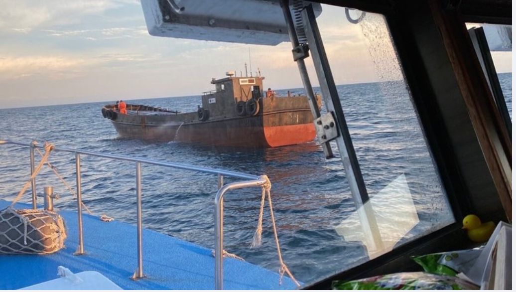 ▲一艘中國籍漁船22日下午被台灣漁民發現闖入苗栗外海，海巡署立即派遣巡防艇到場，經登船檢查，查獲20噸豬肉製品。（台中海巡隊提供）中央社記者蘇木春傳真 111年6月23日一艘中國籍漁船22日下午被台灣漁民發現闖入苗栗外海，海巡署立即派遣巡防艇到場，經登船檢查，查獲20噸豬肉製品。（台中海巡隊提供）中央社記者蘇木春傳真 111年6月23日