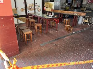 台中第二市場爆肢體衝突!鬥毆釀1死 警帶回5人偵辦 ▲首頁 / 社會台中第二市場肢體衝突釀1死 警帶回5人偵辦2022/6/23 19:49(6/23 21:25 更新)台中市第二市場內一家小吃店23日清晨疑因顧客點餐糾紛爆發肢體衝突,警消獲報到場,協助受傷的5人送醫救治,其中1人送醫後傷重不治。(圖/翻攝照片)