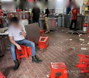 ▲台中市第二市場23日清晨疑有多名顧客因點餐糾紛爆發肢體衝突，警消獲報到場。（圖／翻攝照片）