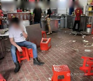 台中市第二市場23日清晨疑有多名顧客因點餐糾紛爆發肢體衝突,警消獲報到場。(翻攝照片) ▲台中市第二市場23日清晨疑有多名顧客因點餐糾紛爆發肢體衝突,警消獲報到場。(圖/翻攝照片)