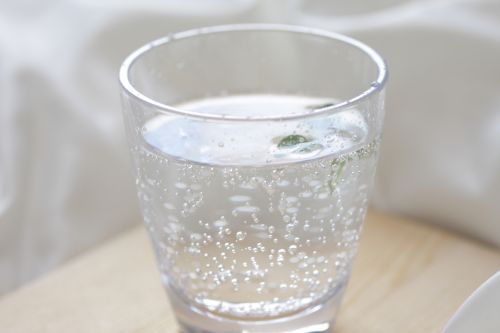 不是咖啡、能量飲！日本研究揭「這款飲品」也能提振上班族精神